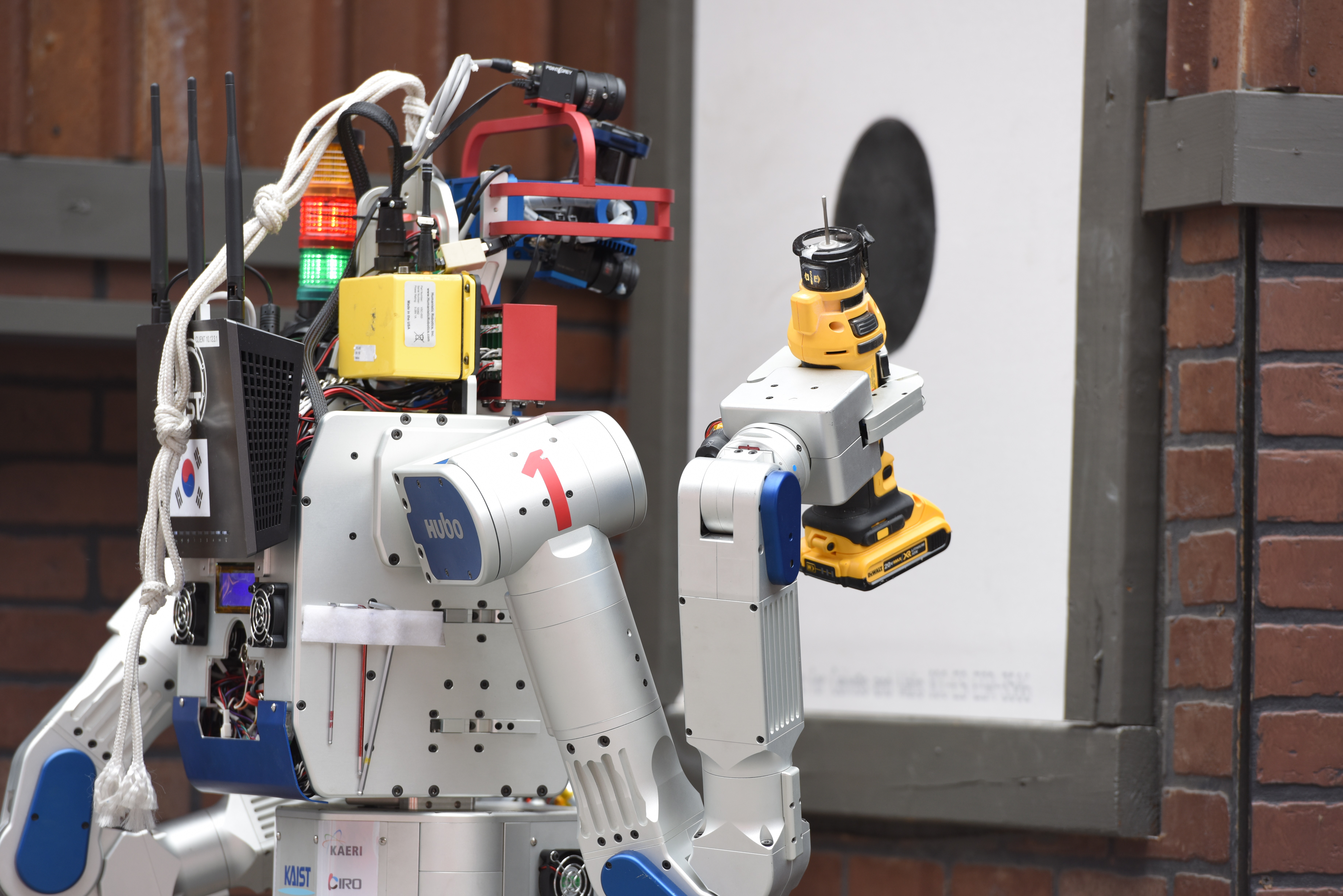 Работы и технологии робот. Современные роботы. Современная робототехника. Домашние роботы. Роботы в доме.